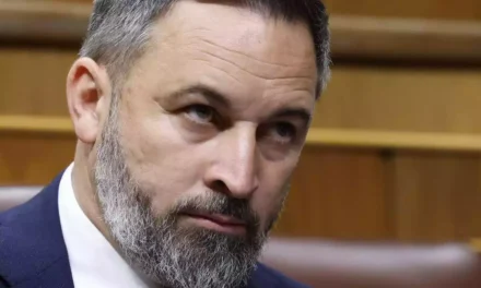 SANTIAGO ABASCAL: DE DEFENDER LA LIBERTAD BAJO AMENAZA A SER EL FAVORITO DE SUS ADVERSARIOS